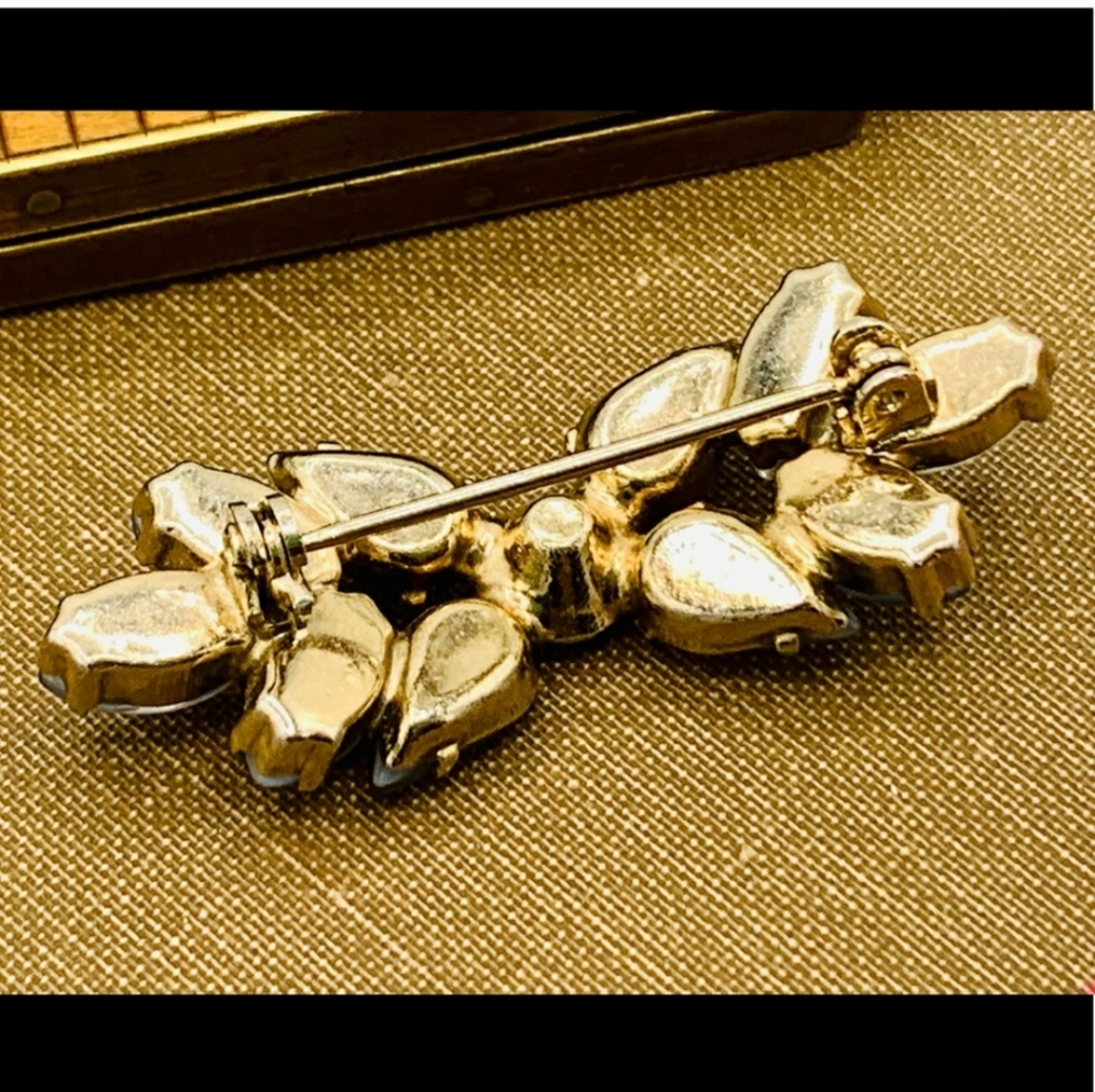 Pale blue vintage brooch & clip on earrings set - Picture 4 of 4